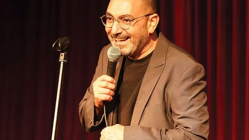 אורן זוזל במופע סטנדאפ