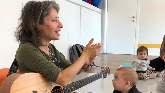 מנגינה ליום סתווי עם קרן אלנתן -זחילה עד שנתיים