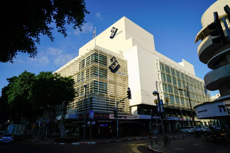 חמישים קרנפים נכנסים לתיאטרון: סיור, הצגה ושיחה בבית ליסין