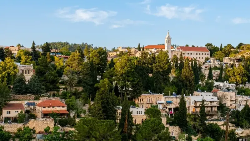 למי צלצלו הפעמונים? עין כרם בין מעיין ועיר