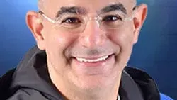 מני עוזרי במופע סטנדאפ