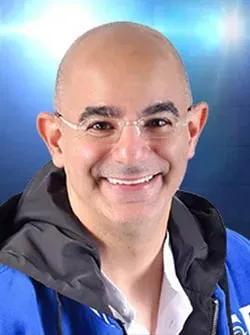 מני עוזרי במופע סטנדאפ
