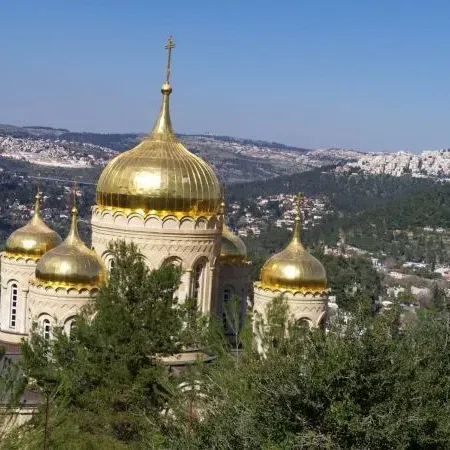 עין כרם בטבע הפורח ובסמטאות, נהנה מהנוף ונשמע על ההיסטוריה המרתקת של המקום