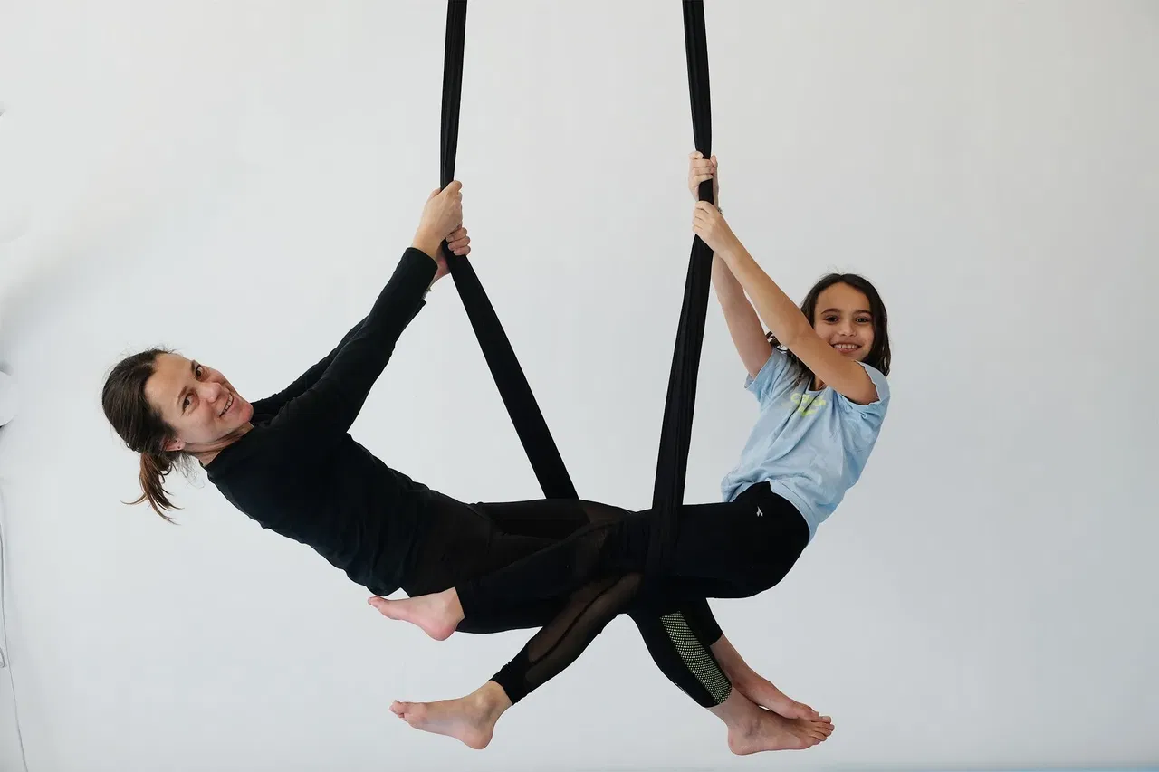 עפים ב-FlyFit: שיעור אקרובטיקה אווירית להורים וילדים