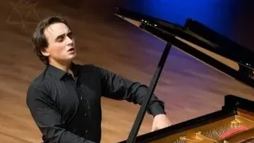 איליה אובצ'רנקו - אגדת פסנתר - רסיטלים חגיגיים של פסנתרנים מובילים זוכי תחרויות בינלאומיות ברחובות