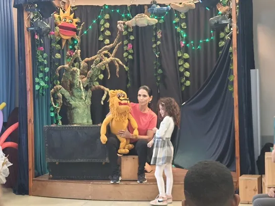 הצגה מעיין הקסמים בהשתתפות הילדים בבית המוזה