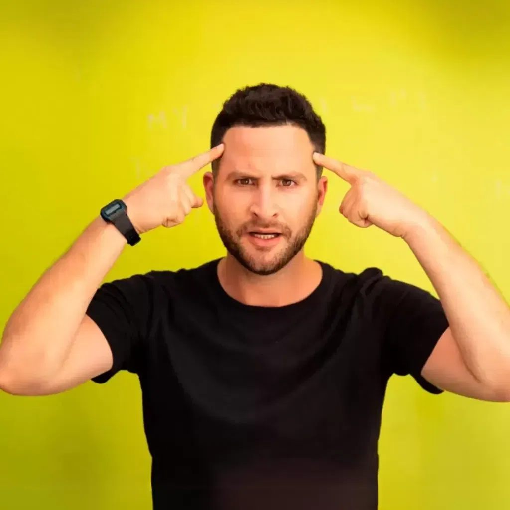 גיא הוכמן- קצין חיוך ראשי