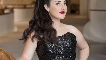 אופרה בליווי כוס יין
